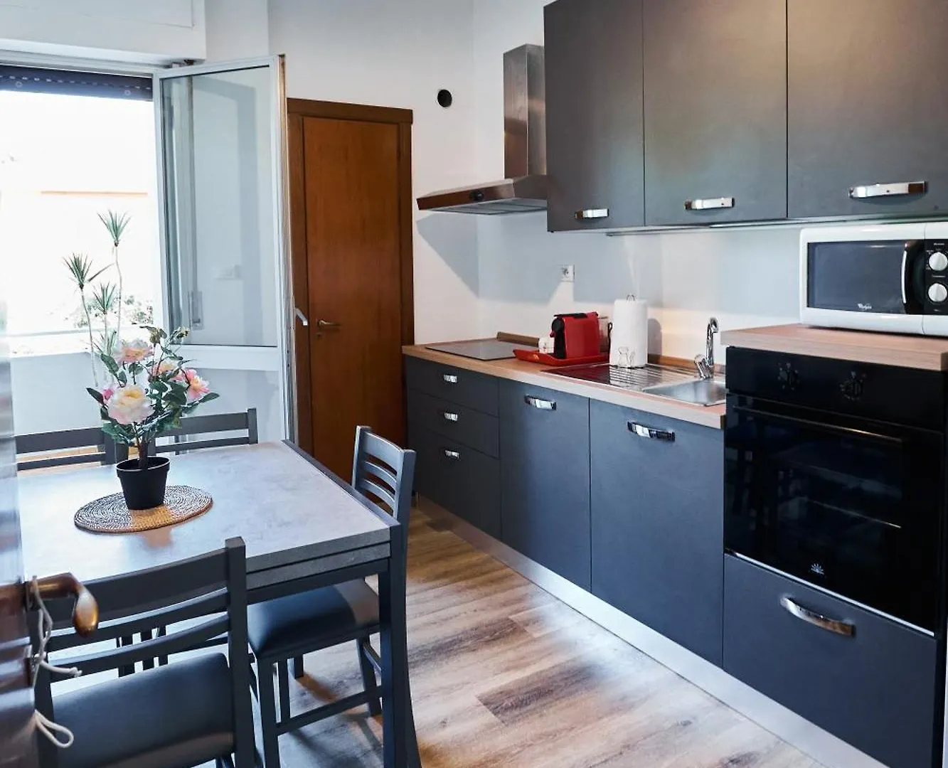 アパート Edith'S House Just 850 Meters From The Beach, 2 Bedrooms, 6 Beds, Air Conditioning, Private Outdoor Area ロジニャーノ・ソルヴァイ イタリア